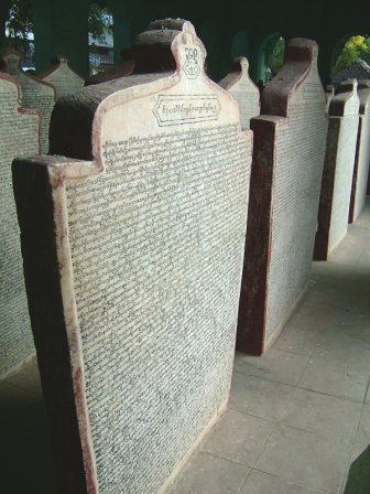 Marmor-Tafel mit Pali-Inschrift